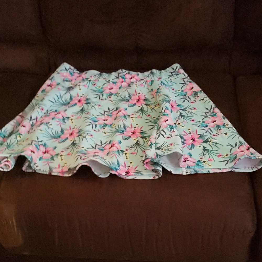 Skirt wore only once very new
